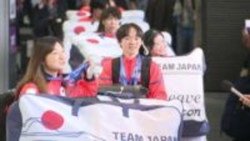 ミラノ・コルティナ五輪でメダル最多２４個の日本選手団　笑顔で成田空港に到着