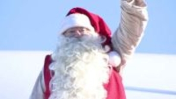 真っ赤な衣装で２０２５年もやって来た！　フィンランド公認サンタが成田空港に