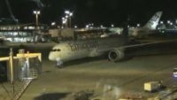 「ミサイルが迎撃されるのを見た」中東からの政府チャーター機　成田空港に到着