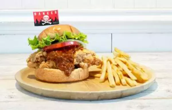 ザクザクチキンに激辛ソース　ユニモちはら台にハワイ発の旨辛新作バーガーが登場