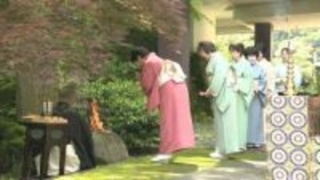 感謝の思いを込めて茶筅をお焚き上げ　成田山公園で「茶筅供養会」