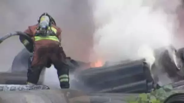 千葉・柏市の資材置き場で火災　黒煙あがり消防車１２台出動し消火続く