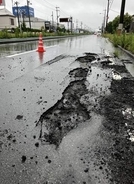 廿日市で道路陥没、通行止め 「アスファルトめくれ冠水」と110番