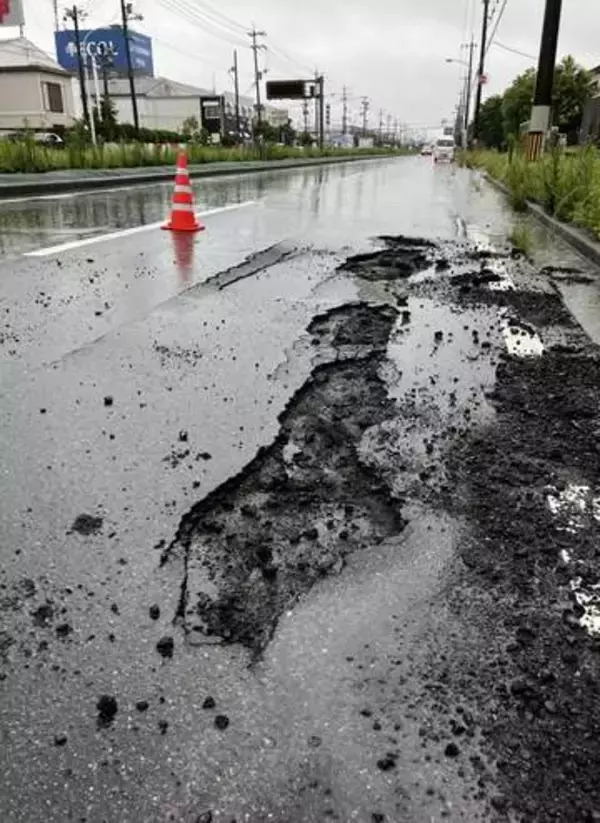 廿日市で道路陥没、通行止め 「アスファルトめくれ冠水」と110番
