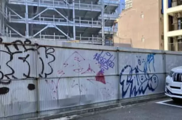 現行犯逮捕の場面、記者が目撃　「街を汚す落書き」相次ぐ広島市中心部で