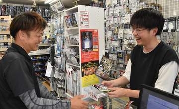 SNSで「助けて」浜田市の小さな模型店、誤発注したガンダムグミが完売した訳