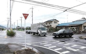 福山の神辺駅西の交差点で事故多発　標識3本折れ、田んぼに落ちる車も