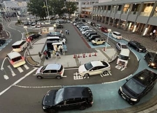 JR広島駅北口、交通違反が常態化　駐車場は満車、ロータリーでの停車絶えず