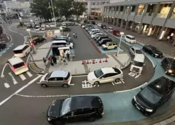 JR広島駅北口、交通違反が常態化　駐車場は満車、ロータリーでの停車絶えず