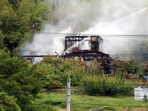 【火事】竹原で民家と倉庫全焼、2人やけど