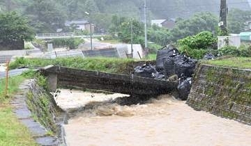 大雨で増水、竹原で橋が崩れる　水道管を破損し断水
