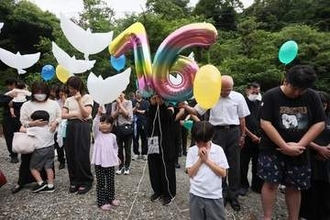避難呼びかけ土石流に巻き込まれた殉職警察官2人を追悼　西日本豪雨から8年、遺族や元同僚が広島市の現場で風船飛ばす