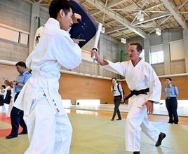 世界の警察を巡るロンドン警視庁の刑事、広島県警察学校を訪問　交番制度に関心