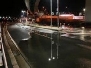 【続報】広島高速2号仁保IC付近の県道で冠水　マツダ向け水道管から水漏れ　一時通行止め