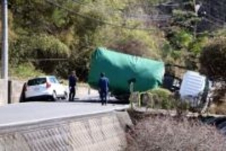【事故】トラックと乗用車が衝突し、トラックが横転　広島県廿日市の県道が通行止め