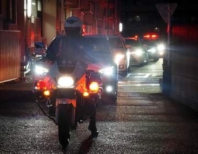 三次の夜の爆音バイク　違法改造したとみられる少年らに反則切符