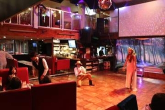 昭和時代に「夜の社交場」として広まったグランドキャバレー、今や国内で4店舗に　SNSをたどって各地から客が訪れるという店を訪ね、扉を開けてみた