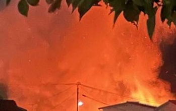 呉で民家火災「空がオレンジに染まり、火の粉がすごかった」
