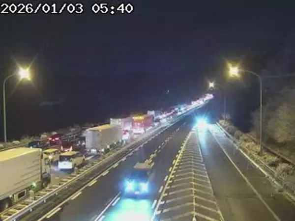 雪で大渋滞、夜の山陽道で「赤ちゃんにミルクを」　SNSでつながった温かな助け合い　SOSに2キロ先の女性が取った行動とは