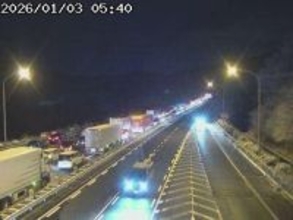 雪で大渋滞、夜の山陽道で「赤ちゃんにミルクを」　SNSでつながった温かな助け合い　SOSに2キロ先の女性が取った行動とは