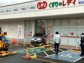 ドラッグストアに車が突っ込む　80代男性が運転　広島県海田町