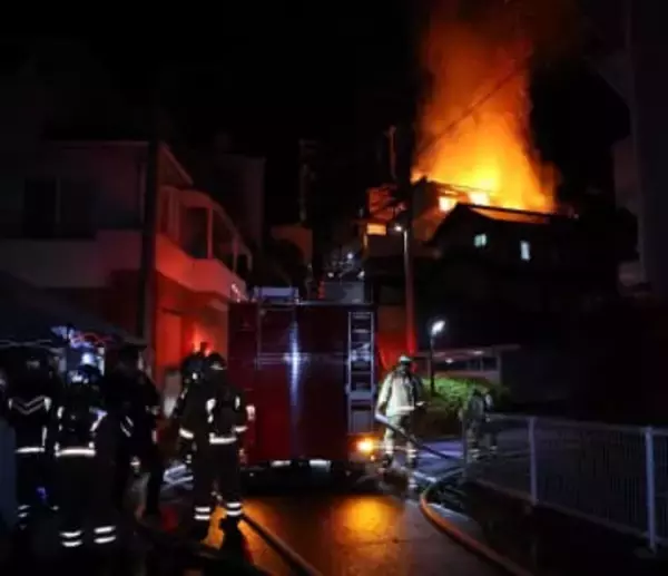 【火事】広島市東区で民家全焼　住人と連絡取れず 「建物の2階から炎が見える」と119番