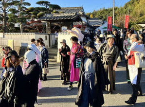 まちじゅうに「1000人の金田一耕助」！？　初登場から80年、デビュー作の舞台を訪ねた