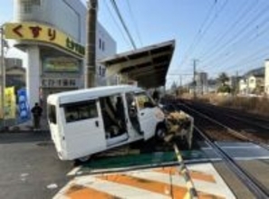 【事故】踏切の遮断機に車が突っ込み根元から折れる　広島市西区の高須駅そばで3台玉突き