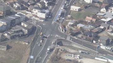 11台が関係する事故　信号待ちの車列にトラックが追突　2人が搬送　愛知・豊田市