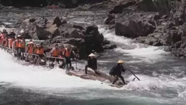 新緑の中 5.5km 1時間の渓流くだり　北山川観光筏下り　三重・和歌山県境