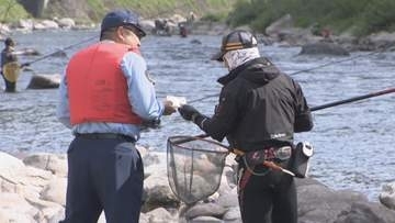 アユ釣りが解禁　釣り人でにぎわう　クマへの警戒呼びかけも…　岐阜・飛騨市の宮川