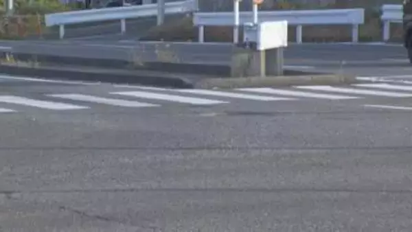 交差点でバイクと乗用車が衝突　バイクに乗っていた10代後半ぐらいの男性が意識不明の重体　愛知・東海市