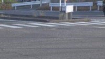 交差点でバイクと乗用車が衝突　バイクに乗っていた10代後半ぐらいの男性が意識不明の重体　愛知・東海市