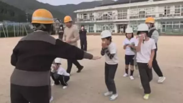 火事から身を守るための防災訓練行われる　三重・紀北町の小学校