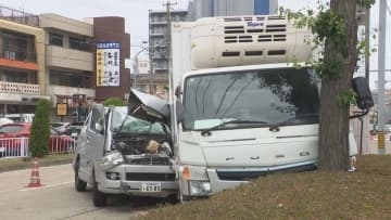 路駐トラックにワンボックスカーが追突　路上で作業中のトラック運転手が重体　名古屋・中川区