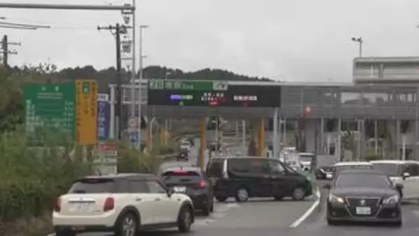 中央道で車が横転　子ども含む8人搬送　20代の女性が死亡
