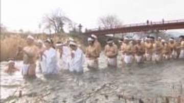 水温5度の川で”みそぎ”　「事業の成功を祈願」　岐阜・高山市