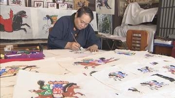 紙絵馬づくりが最盛期　顔の向きが重要な縁起物　岐阜・高山市
