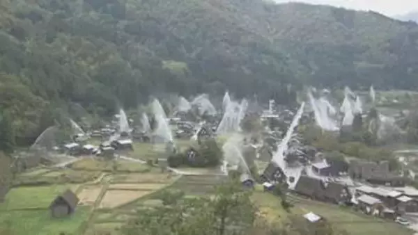 世界遺産の白川郷　冬を前に一斉放水訓練　集落は“水のカーテン”に