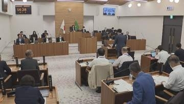 有権者に菓子折り　市議が議員辞職を表明　「議員のバッジよりも人としてのお付き合いの方が私にとって大事だから」　岐阜・本巣市