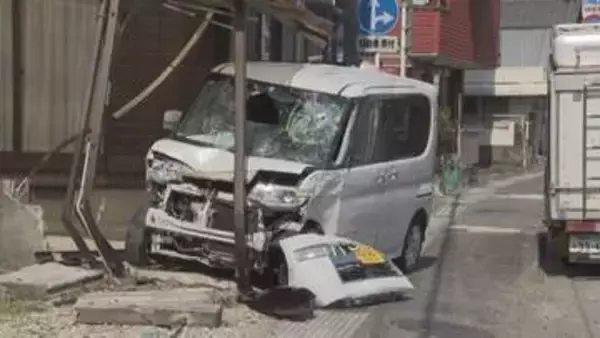 車が歩道に突っ込み男性死亡　運転手は無免許か　岐阜・美濃加茂市