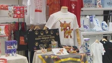 ぴよりんやハローキティーとのコラボも　アジア・アジアパラ競技大会の公式グッズ　約450点お披露目