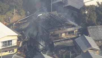 住宅火災　少なくとも3軒が焼ける　1人死亡　三重・鳥羽市