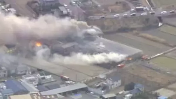 【速報】「黒煙が出ている。爆発音がする」　みよし市の倉庫とみられる建物で火事　複数の建物に延焼