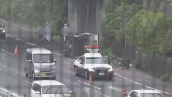 「トラックが国道に落下した」中型トラックが高架の道路から滑り落ちる　運転していた男性が重傷　名古屋・緑区