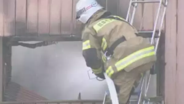 岐阜市で住宅全焼 住人の親子ら３人搬送