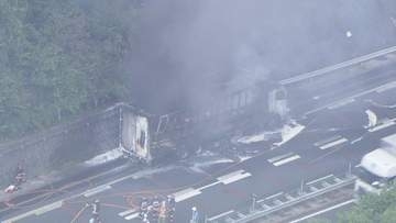 高速道路上でトラックが炎上　「タイヤがバーストし、止めたら火が出た」と通報　岐阜・恵那市