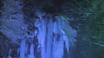 氷瀑が幻想的な雰囲気に･･･奥飛騨温泉郷の平湯大滝ライトアップ　岐阜・高山市