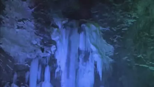 氷瀑が幻想的な雰囲気に･･･奥飛騨温泉郷の平湯大滝ライトアップ　岐阜・高山市