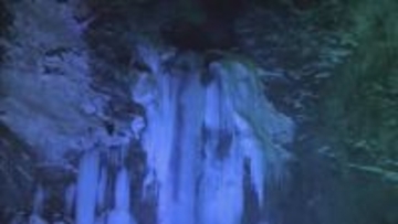 氷瀑が幻想的な雰囲気に･･･奥飛騨温泉郷の平湯大滝ライトアップ　岐阜・高山市